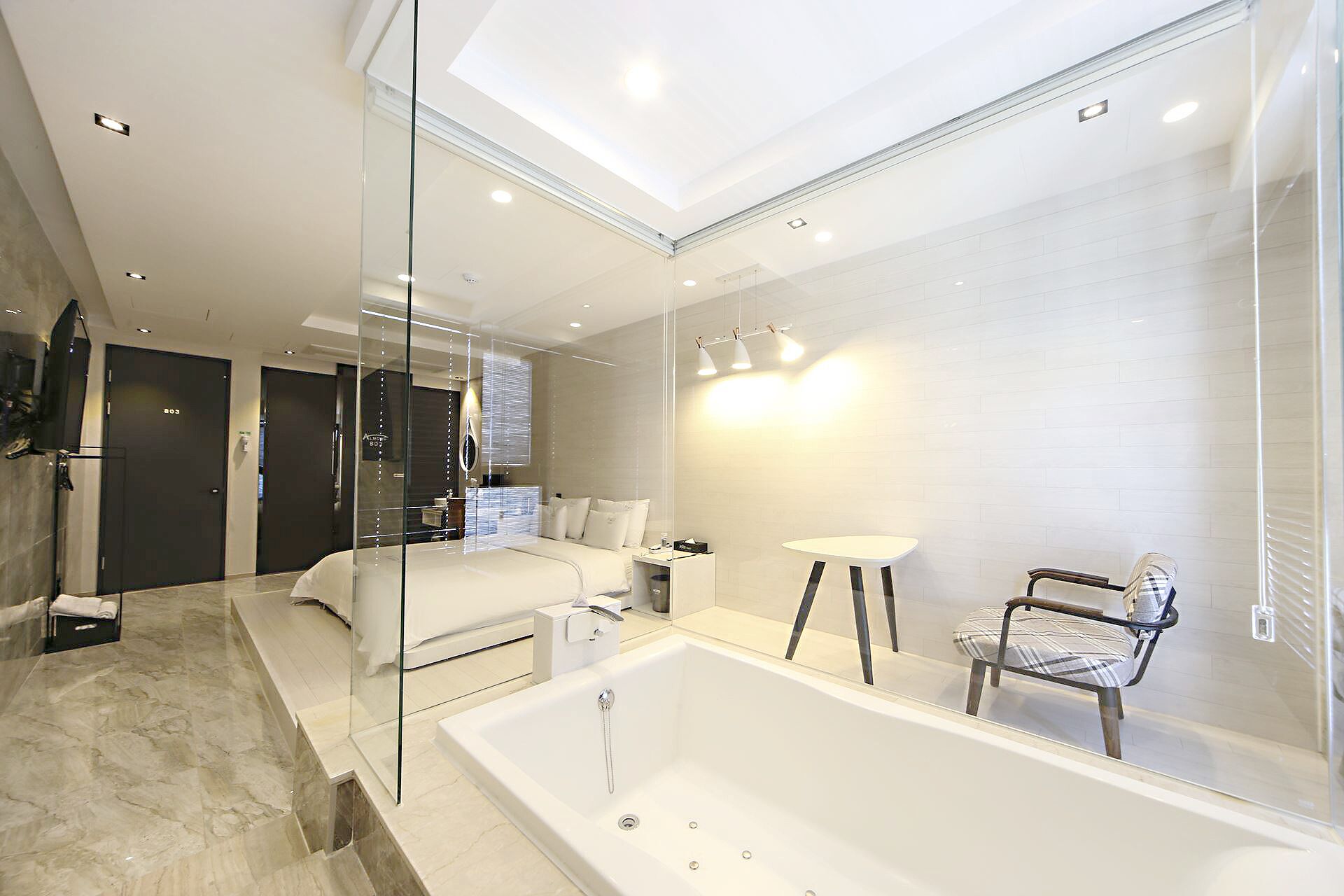 premium room (no breakfast on mondays) | bathroom | combined shower/bathtub, free toiletries, hair dryer, bathrobes