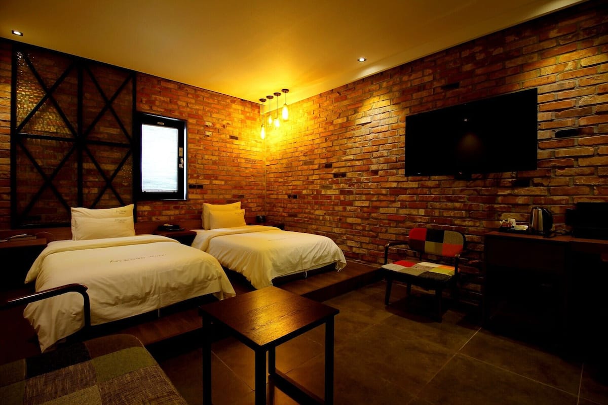 عناصر مجانية داخل الميني بار وتجهيزات عازلة للصوت وواي فاي مجانًا