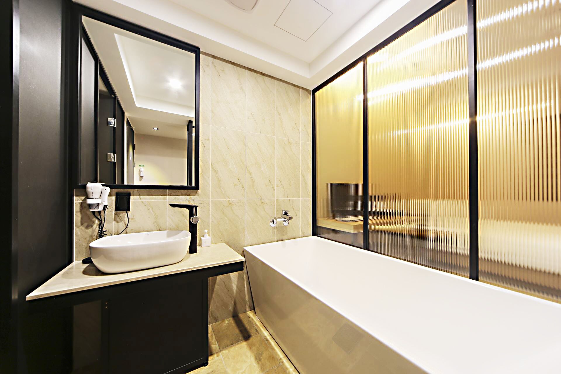 standard room (no breakfast on mondays) | bathroom | combined shower/bathtub, free toiletries, hair dryer, bathrobes