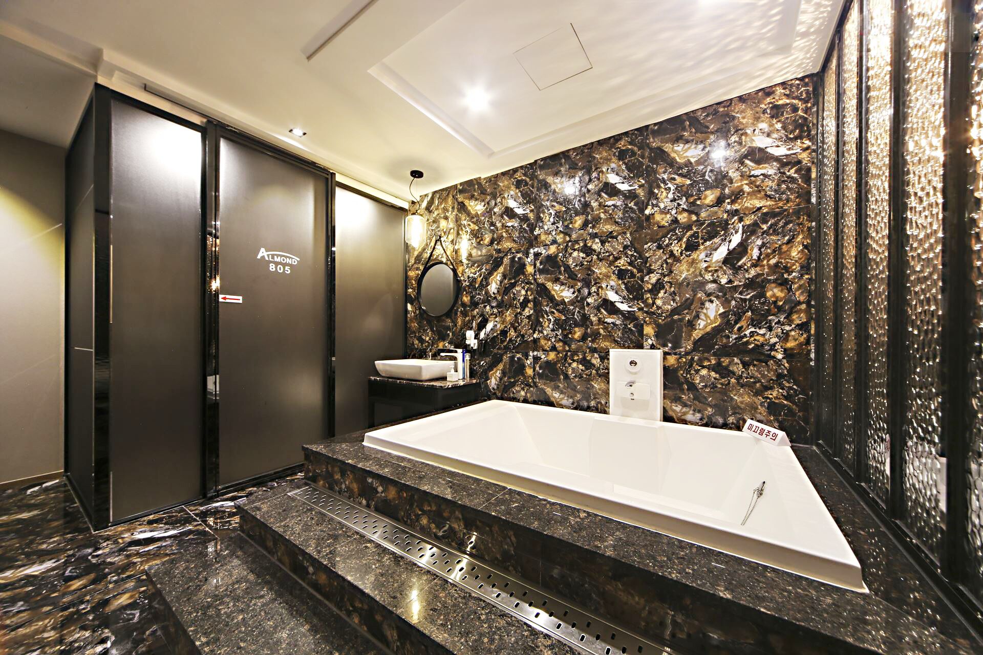premium room (no breakfast on mondays) | bathroom | combined shower/bathtub, free toiletries, hair dryer, bathrobes