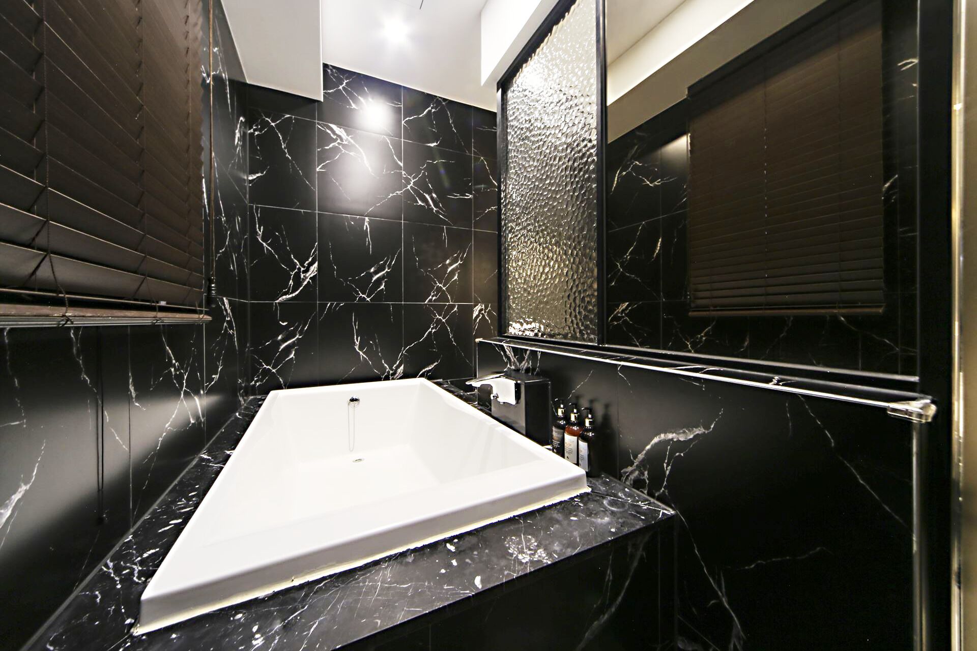 deluxe room (no breakfast on mondays) | bathroom | combined shower/bathtub, free toiletries, hair dryer, bathrobes
