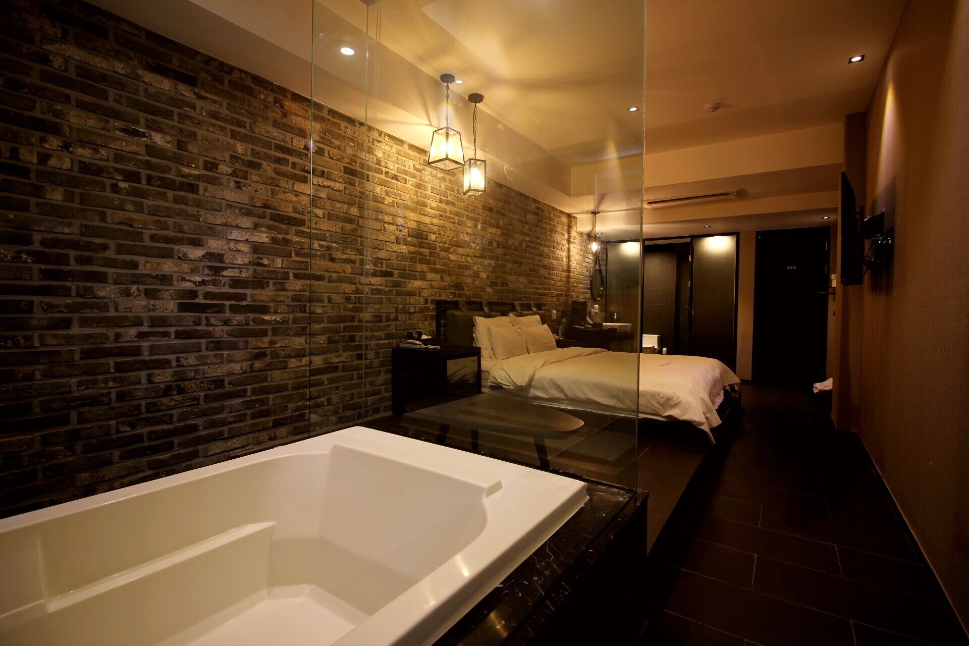 premium room (no breakfast on mondays) | 1 bedroom, free minibar, soundproofing, free wifi