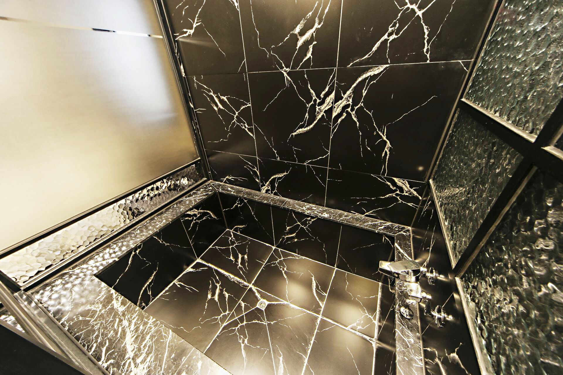 standard room (no breakfast on mondays) | bathroom | combined shower/bathtub, free toiletries, hair dryer, bathrobes