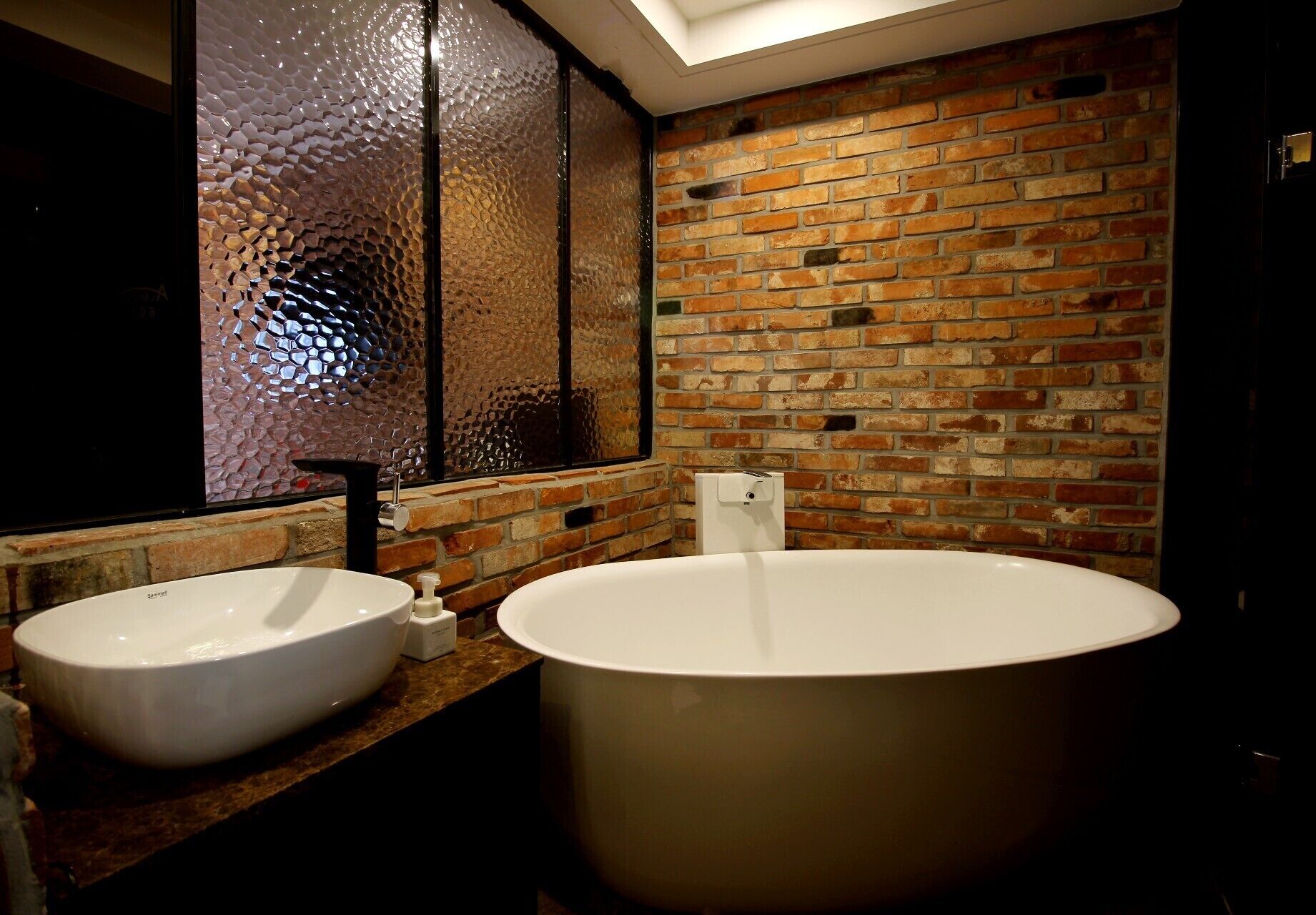 deluxe twin room (no breakfast on mondays) | 1 bedroom, free minibar, soundproofing, free wifi