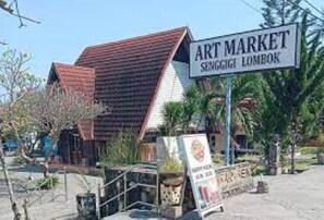 Um edifício com uma placa que diz "Art Market Senggigi Lombok".