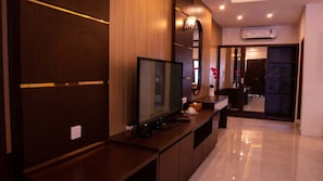 Family Room | In-room safe, desk, blackout drapes, soundproofing