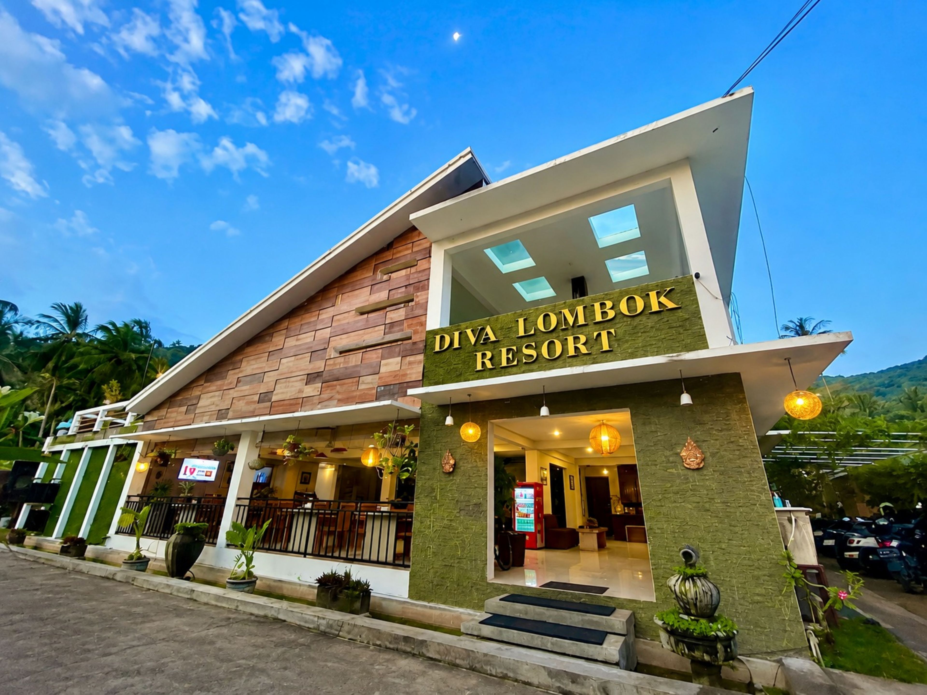 Edifici modern amb un rètol que diu 'Diva Lombok Resort'.