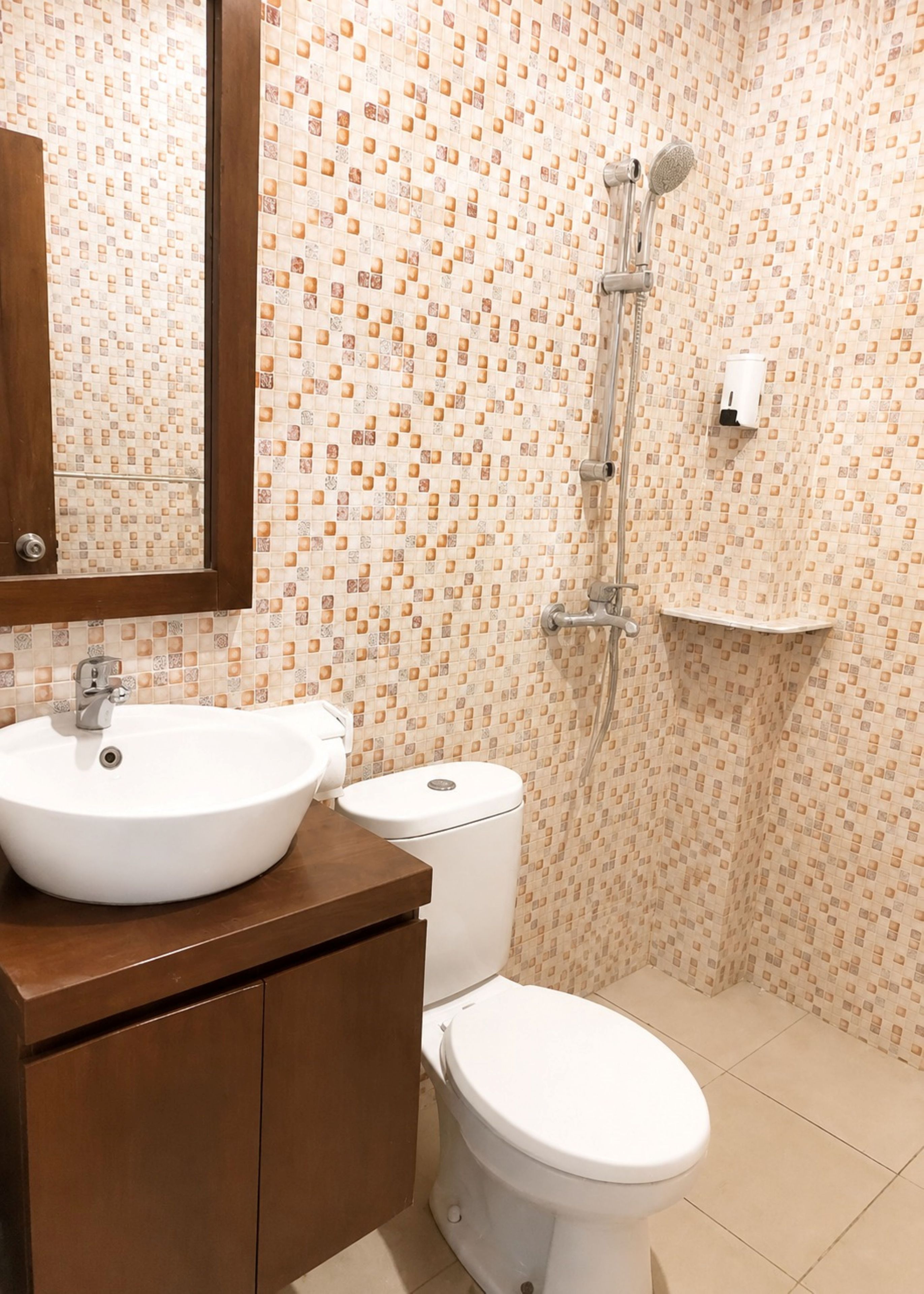 Un baño con un lavamanos blanco, un inodoro y una ducha.