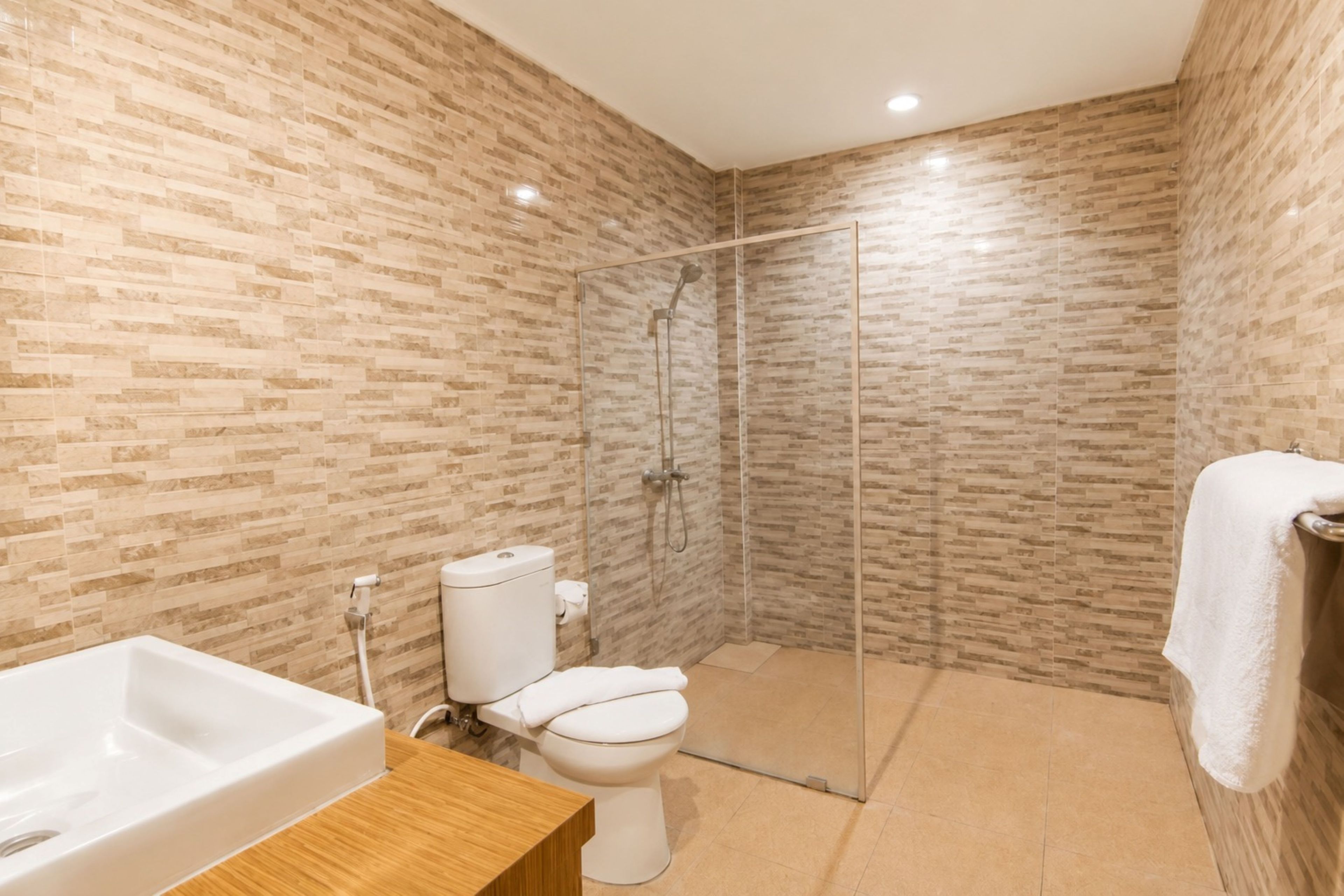 Un baño con ducha, inodoro y lavabo.