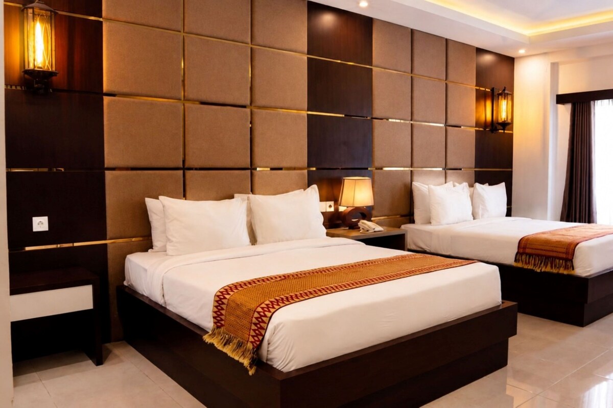 Quarto de hotel com duas camas, um painel decorativo na parede e uma mesa de cabeceira com abajur.