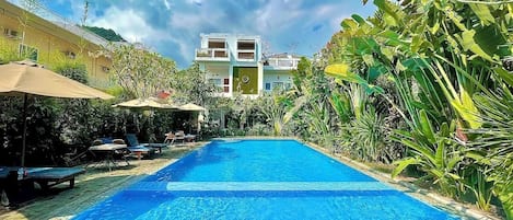 Kolam renang terbuka, kerusi lepak pantai