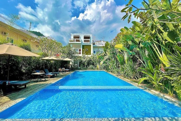 Outdoor pool, sun loungers