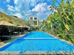 Piscine extérieure, chaises longues