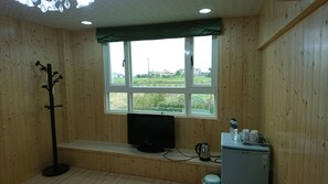 Caja de seguridad en la habitación y muebles diferentes