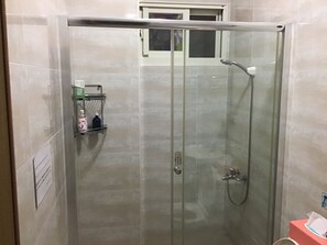 Family Villa | Bathroom | Shower, rainfall showerhead, free toiletries, hair dryer