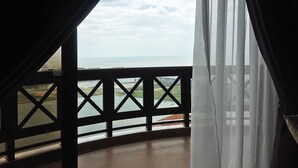 A balcony with a view of the sea and a cloudy sky. - Amadel Residence (Malacca City)