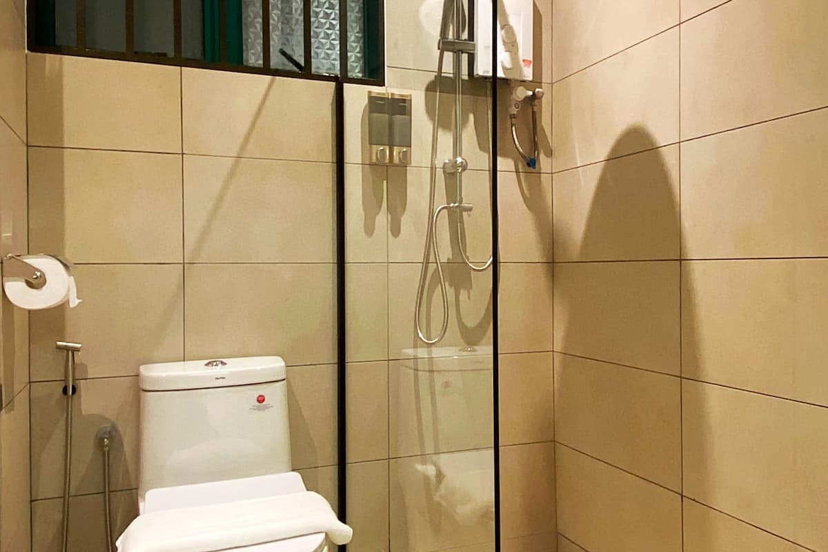 seanest residence 18 | bathroom | shower, rainfall showerhead, free toiletries, hair dryer