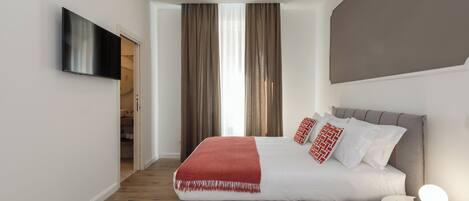 Junior-sviitti | Untuvapeitot, memory foam -patjalliset sängyt, minibaari