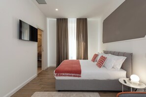 Couette en duvet d'oie, matelas mémoire de forme, minibar