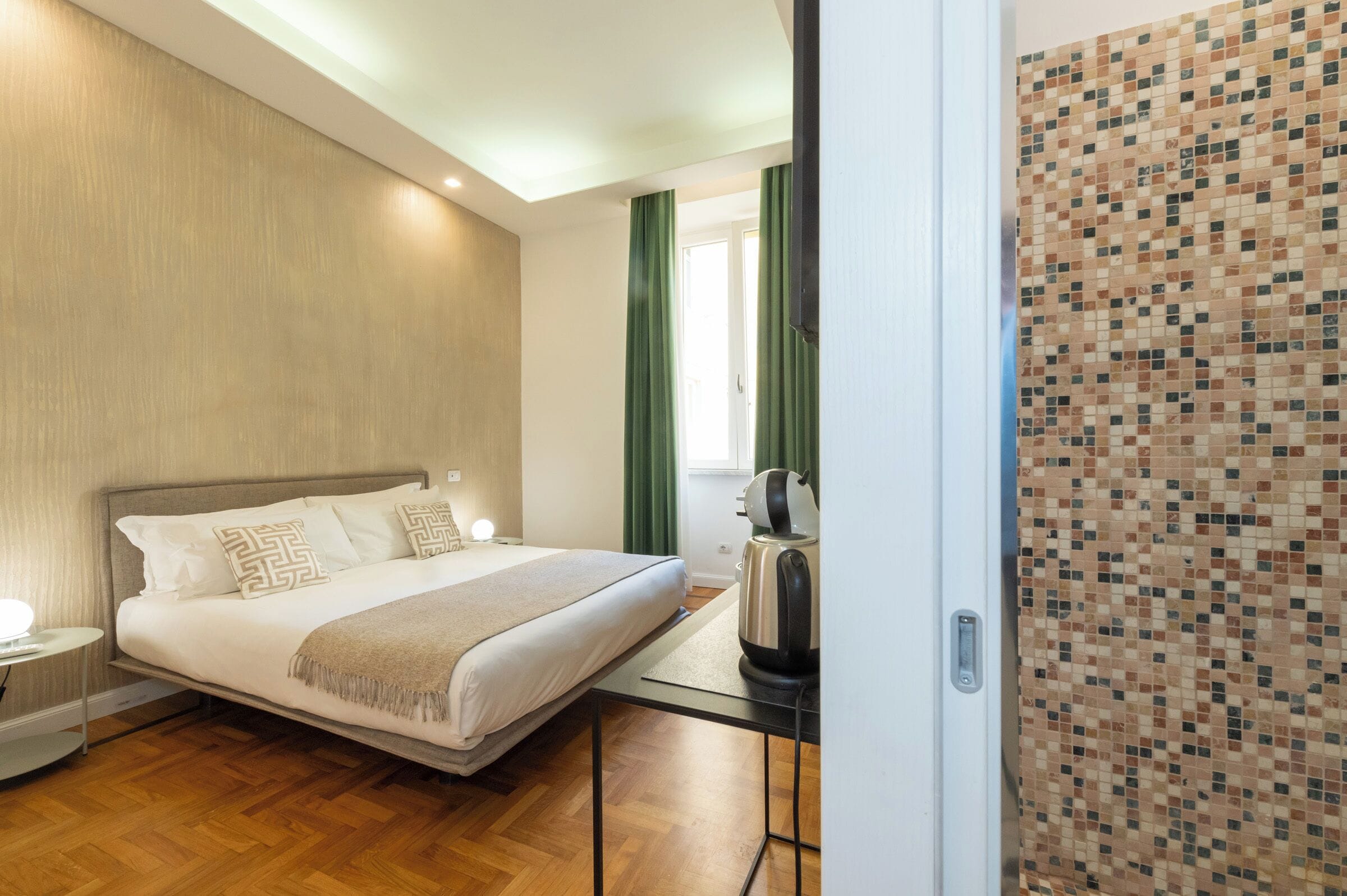 Cubrecamas, colchones con efecto memoria y minibar 