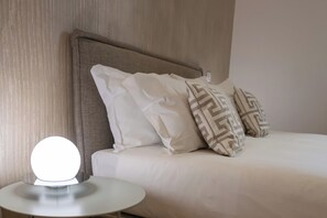 King Room | Down comforters, memory foam beds, minibar, in-room safe - Nox (Rome)