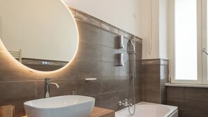 King Room | バスルーム | バスアメニティ (無料)、ヘアドライヤー、ビデ、タオル