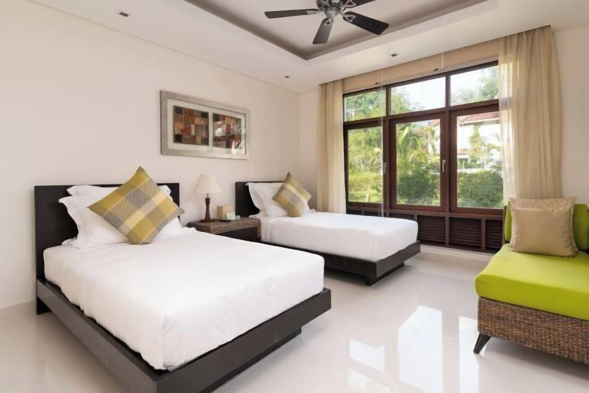 Premium bedding, in-room safe, desk, blackout drapes