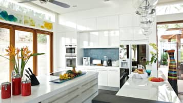 Lotus Beach Villa | Cocina privada | Refrigerador con congelador, microondas, horno y parrilla de estufa