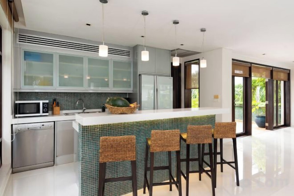Private kitchen | Coffee/tea maker, full-size fridge, microwave, oven