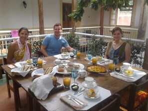 Petit déjeuner complet compris