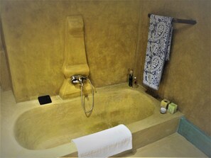 Exclusieve suite (Double or Tween Beds) | Badkamer | Een douche, gratis toiletartikelen, een haardroger, handdoeken
