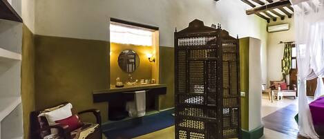 Exclusieve suite (Double or Tween Beds) | Badkamer | Een douche, gratis toiletartikelen, een haardroger, handdoeken