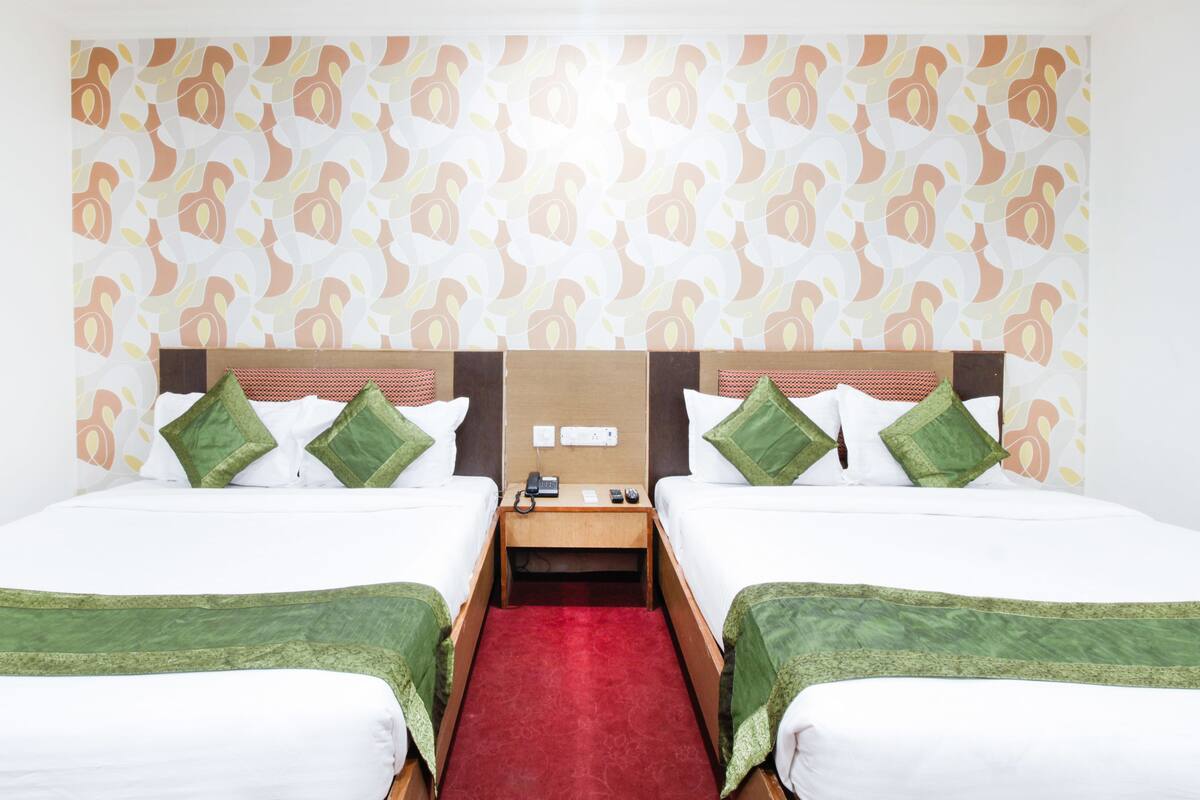 Deluxe Room | Desk, rollaway beds, free WiFi