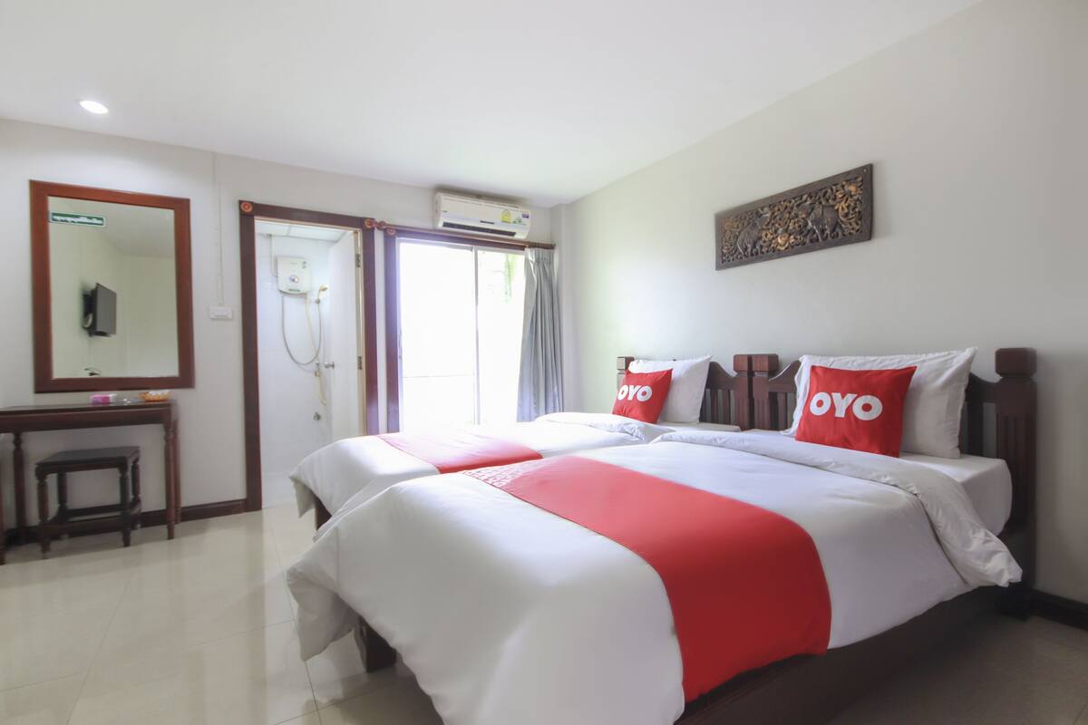 Habitación superior con 2 camas individuales | Escritorio, wifi gratis y ropa de cama