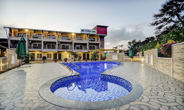 Outdoor pool - Treebo JP Cottage (Mahabaleshwar)