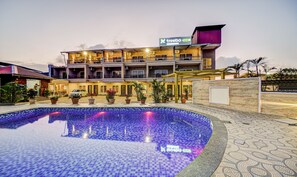 Outdoor pool - Treebo JP Cottage with Swimming Pool (Mahabaleshwar)