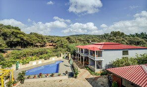 Outdoor pool - Treebo JP Cottage with Swimming Pool (Mahabaleshwar)