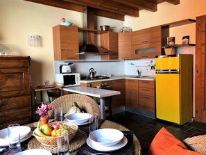 Maisonette, 1 Schlafzimmer, Terrasse, Stadtblick | Eigene Kochnische | Großer Kühlschrank, Mikrowelle, Herdplatte, Geschirrspüler