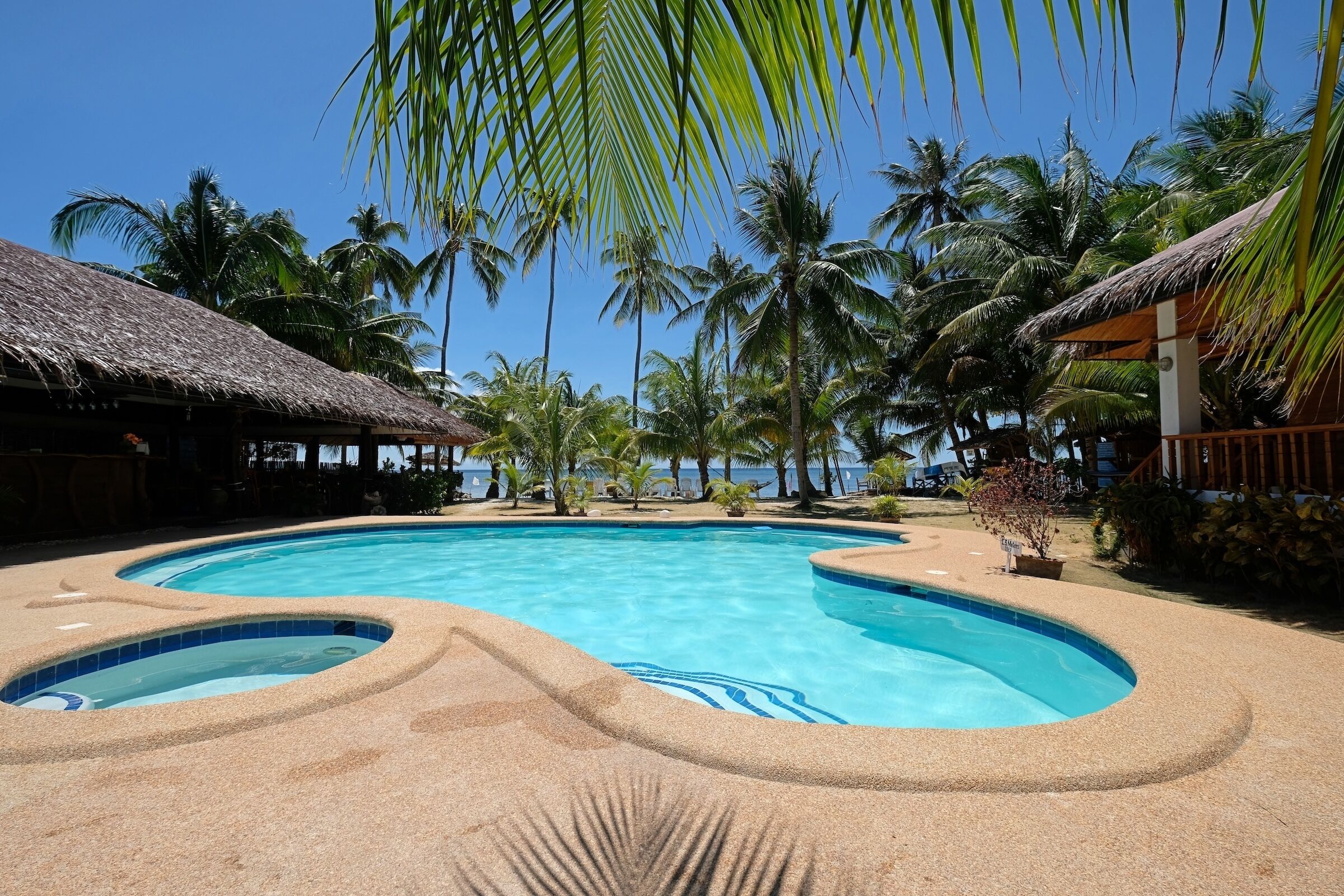 Utomhuspool med öppettider 08.30 till 21.00, och solstolar