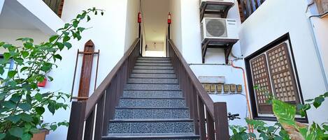 Eine Treppe mit Holzhandlauf, die zu einer Zwischenebene führt.