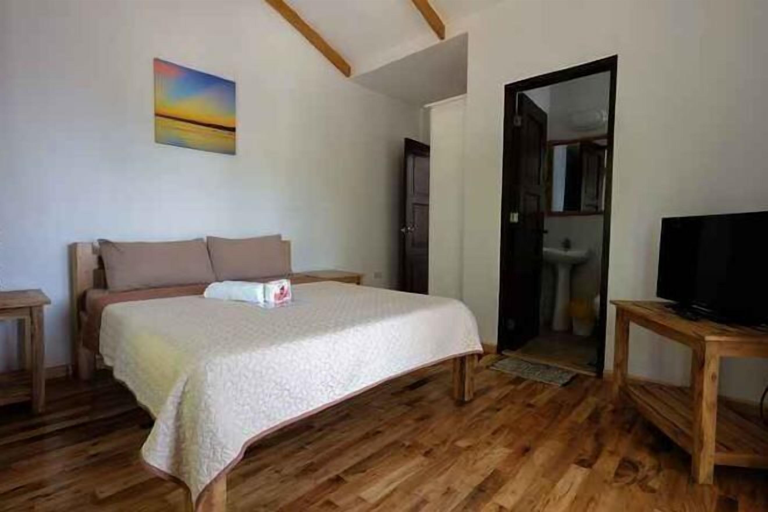 Premium bedding, in-room safe, individually decorated