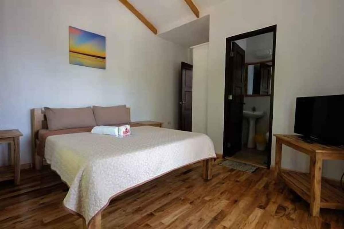 Premium bedding, in-room safe, individually decorated