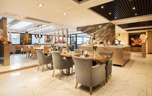 Serveert ontbijt, lunch en diner
