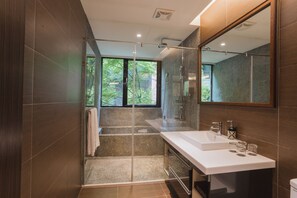 Habitación cuádruple Elite, varias camas, para no fumadores, vista a la ciudad | Baño | Secadora de cabello, pantuflas, toallas 