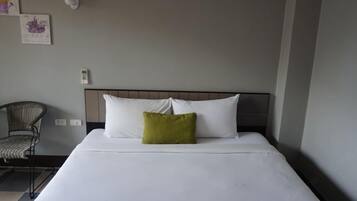 办公桌、遮光窗帘、免费 WiFi