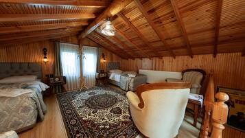 Un dormitorio acogedor, con muebles de madera, una cama grande, una silla, una mesita pequeña y un tapete decorativo.