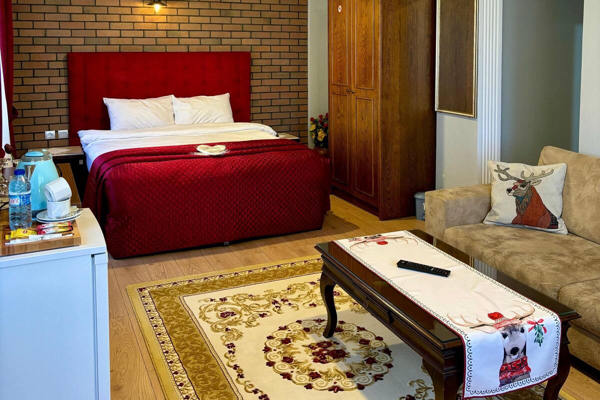 Phòng Suite dành cho gia đình, tòa nhà phụ | Minibar, bàn, bàn ủi/dụng cụ ủi quần áo 