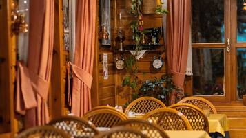Petit déjeuner, déjeuner et dîner servis sur place