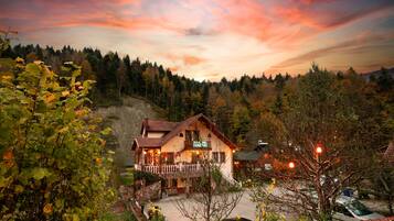 Situated in a mountainous area, this lodge offers a balcony with a view of the surrounding landscape.