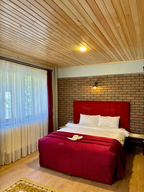 Suite familiar, en edificio contiguo | Minibar, escritorio, tabla de planchar con plancha y wifi gratis 